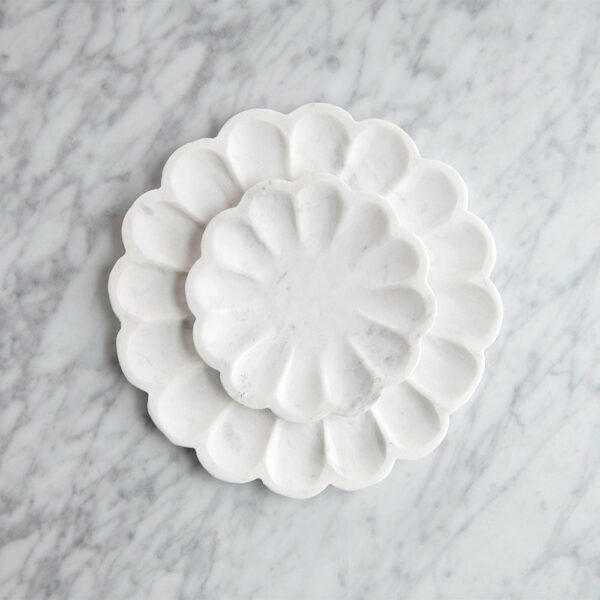 scalloped-marble-tray_086df56b-d970-4ee0-80f4-b1b46857c015